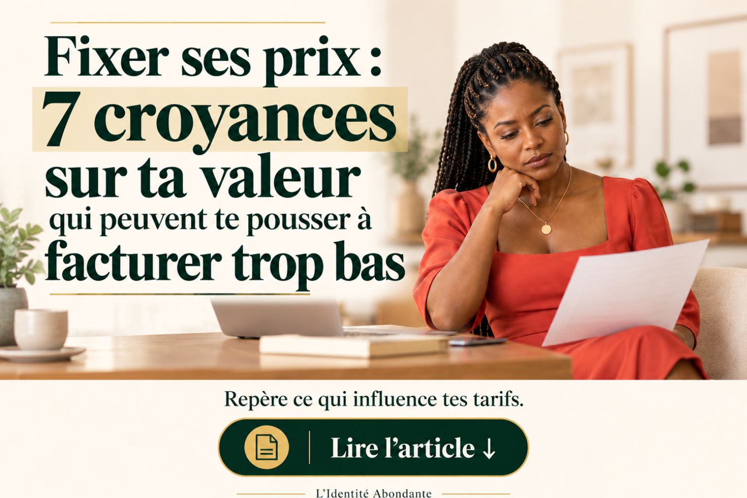 Visuel de couverture montrant une entrepreneure consultant un document à son bureau, avec le titre « Fixer ses prix : 7 croyances sur ta valeur qui peuvent te pousser à facturer trop bas » et une invitation à lire l’article pour repérer ce qui influence ses tarifs.